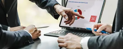 Team von Experten analysiert Depot am Laptop