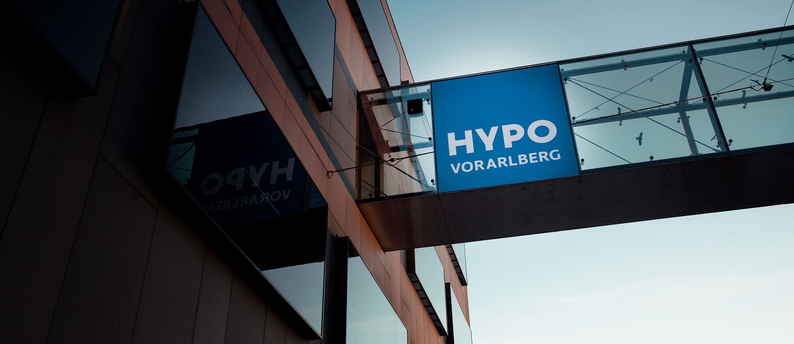 Hypo Vorarlberg Logo im Sonnenaufgang